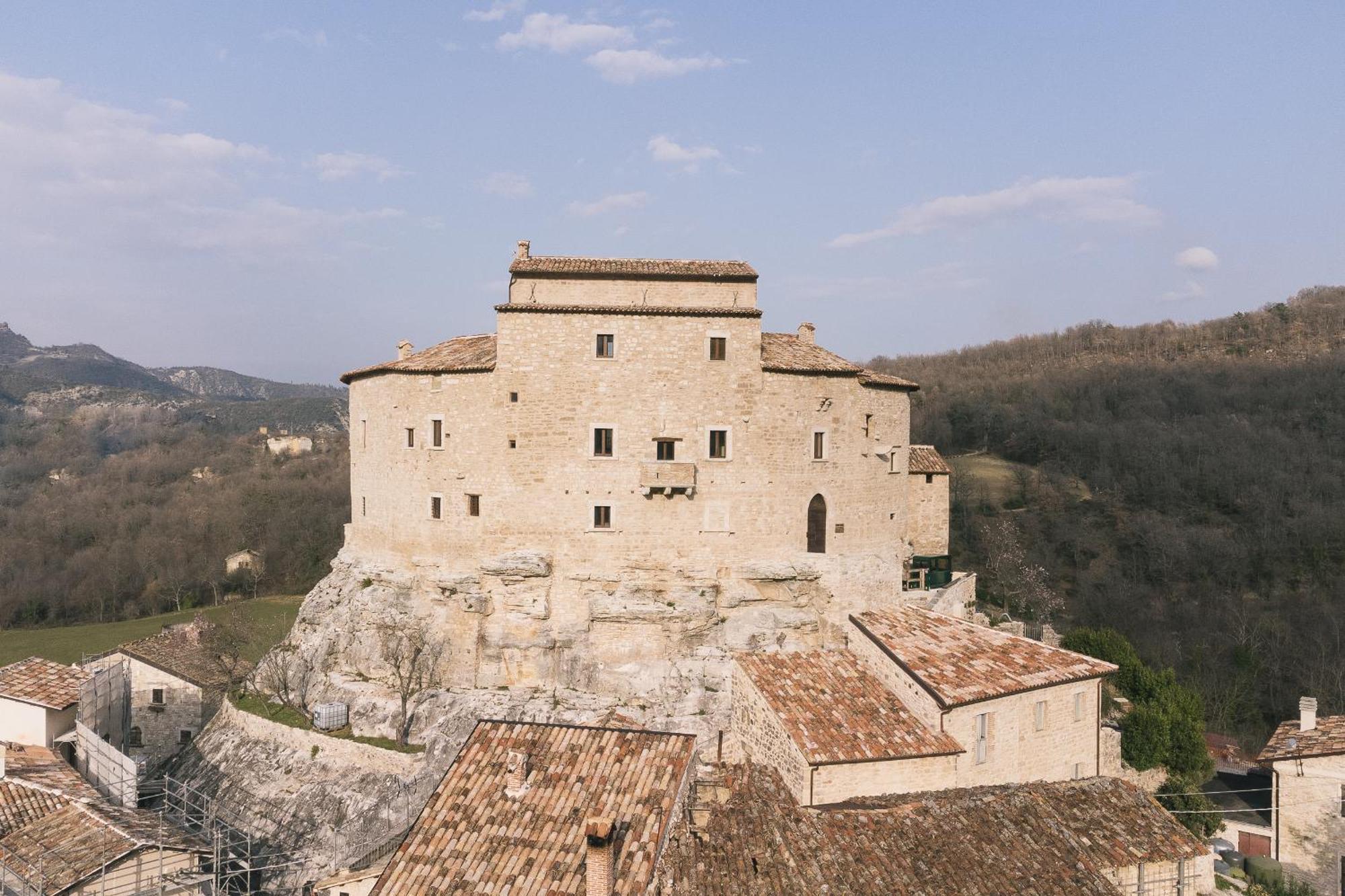 Готель Castel Di Luco Аккуасанта-Терме Екстер'єр фото